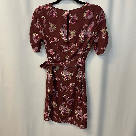 ASTR the label Wine Maroon Floral Short Sleeve Faux Wrap Mini Dress XS - Picture 7 of 7
